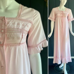 Vintage 60s pale pink nightgown/dressing gown with openwork English lace, Size 36