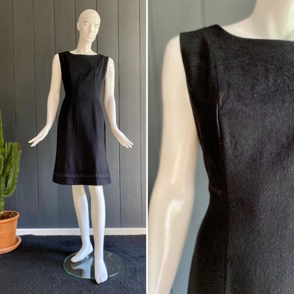Jolie robe noire vintage 60s cousue main, sans manches, en laine fine avec liseré en relief sur le bas, T 40/M