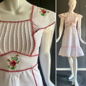 Vintage 70s hippie/cottagecore dress in white cotton with stylized shoulders, floral patches and ric-rac stitching, Size XXS/30/32 or 12/14 years