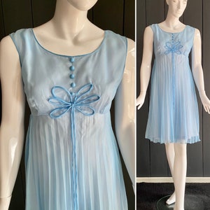 Adorable vintage 60s dress in pleated chiffon empire cut color Baby blue Yéyé/Bridesmaid style, Size 40/M