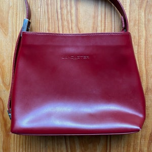 Hübsche kleine Lancaster-Handtasche in Eimerform aus Vintage-Leder aus den 90er Jahren mit modularem Schultergurt, burgunderrote Farbe