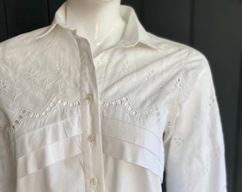 Splendid vintage Austrian blouse 80/90s in white cotton with lace and embroidery, Size 36/38