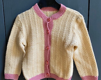 Mignon petit cardigan enfant vintage 70s tricoté main, couleur vanille-framboise, Taille 2 ans
