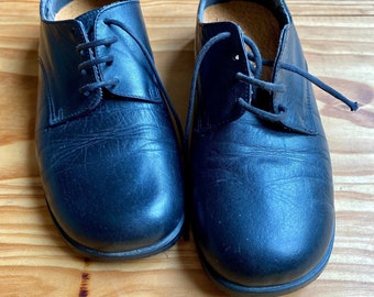 Adorables chaussures/derbies femme vintage 90s en cuir noir à lacets et bouts carrés aux angles arrondis, Pointure 36