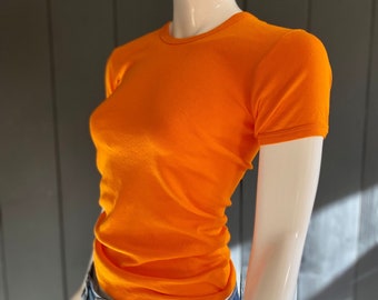 Vintage 60s orange T-shirt, new old stock, made of pure combed cotton, clementine orange color, with short sleeves and a round neck, sizes 36, 38 and 42