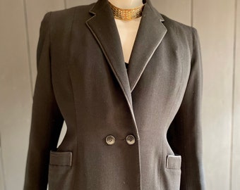 Veste femme vintage 50s/pin-up noire, cousue main, en laine finement côtelée, coupe épaulée et cintrée, T 40/42