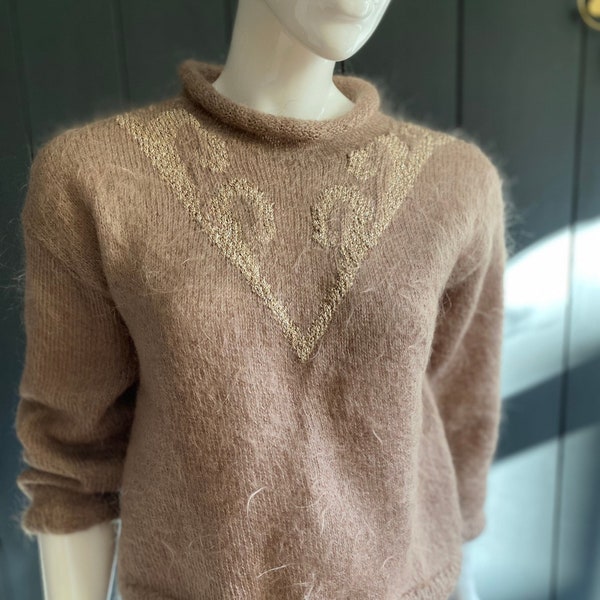 Pull angora vintage 80s tricoté main léger avec texture poils couleur taupe + motif lurex doré sous un col cheminée, manches 3/4, T 38/40/M