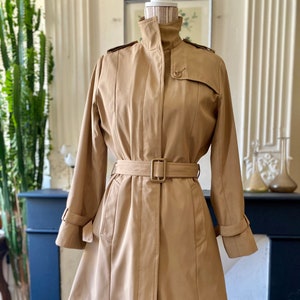Vintage 90s beige trench coat, short and belted, in a fine, peach-skin feel material, size 38/40