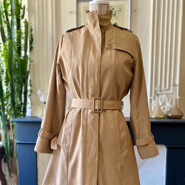 Trench coat vintage 90s beige, court et ceinturé, en matière fine sensation peau de pêche T 38/40