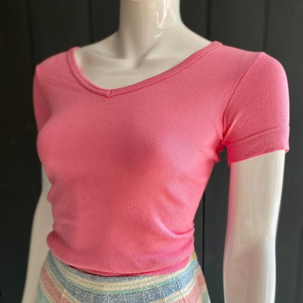 T-shirt vintage 60s neuf, dead stock, en pur coton peigné couleur rose bubble gum avec manches courtes et large col V, T 34/36