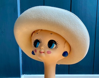 Vintage 1960s white felt hat with a wide brim. Head circumference 53.5 cm/21 inches