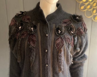 Elegante, ultraweiche schwarze Vintage-Strickjacke aus den 80er Jahren aus Angora, verziert mit Textildekorationen, Samtblättern und Kaninchenfell, Größe L/XL