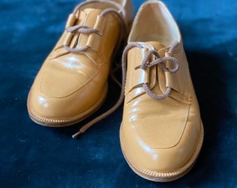 Vintage Derby-Schuhe für Damen aus den 60er Jahren mit Schnürsenkeln aus beigefarbenem Lackleder, Größe 36