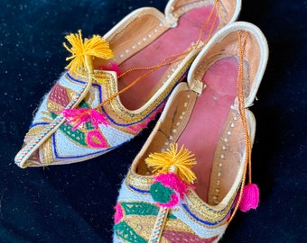 Splendid traditional embroidered leather slippers for women, Arabian Nights style, Size 39/5.5 UK/7.5 US