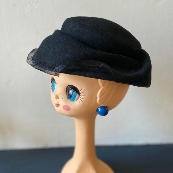 Mini chapeau vintage 50s en feutre noir longé d’une fine bande de voilette sur le devant