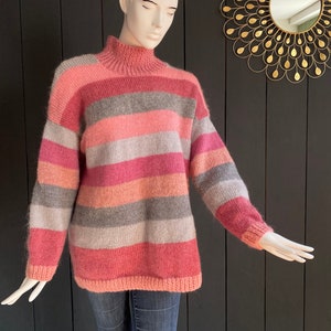 Maxi-Pullover im Vintage-Stil der 90er Jahre aus weicher handgestrickter Wolle in Rosa- und Grautönen, Größe XL oder übergroß