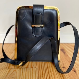 Coquet petit sac à bandoulière vintage 90s en cuir noir et métal doré brillant à compartiment unique