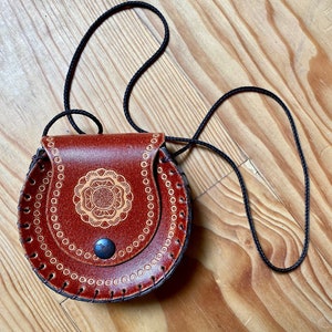 Adorable petite bourse bohème artisanale en cuir vintage 80/90s circulaire gravée et cousue par un lacet noir, bandoulière lacet