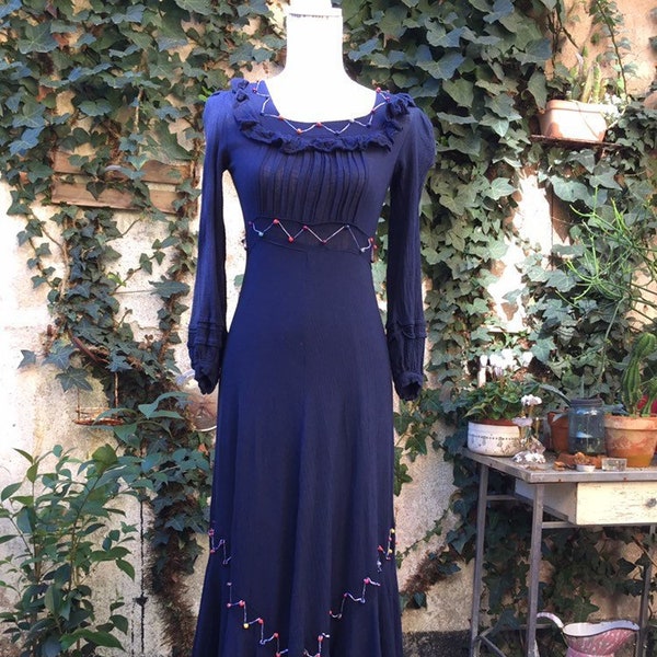 Maxi robe vintage 70s bleue en crêpe de Chine à volants et perles en bois brodées T 36