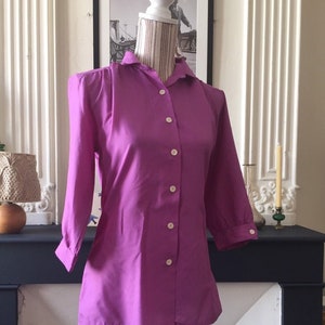 Elegant vintage 80s women&#39;s blouse in purple with 3/4 balloon sleeves Size 38