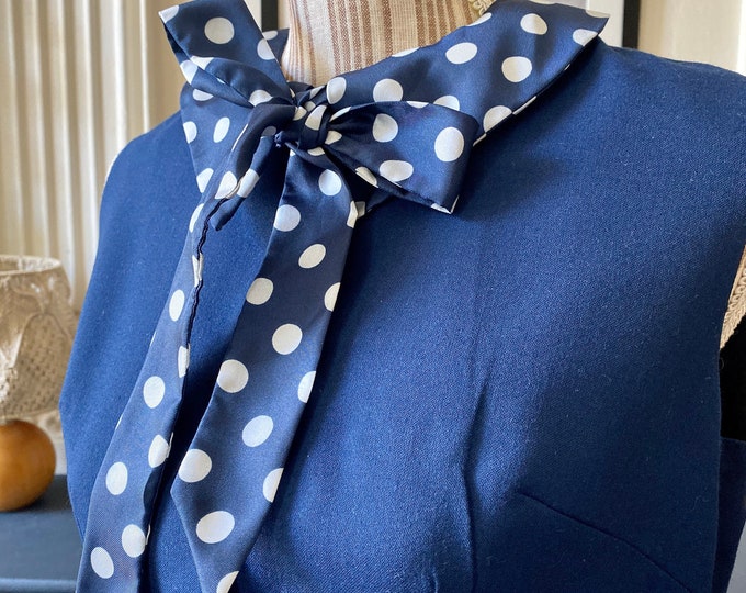 Vintage 60s vintage dress in navy woollen cloth with polka dot Lavalli\u00e8re collar T 38