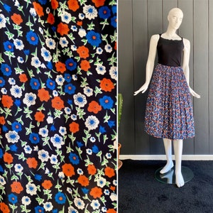 Lockerer Vintage-Rock aus den 80er Jahren aus feinem und fließendem Material mit Blumenmustern auf marineblauem Hintergrund, T 38/40