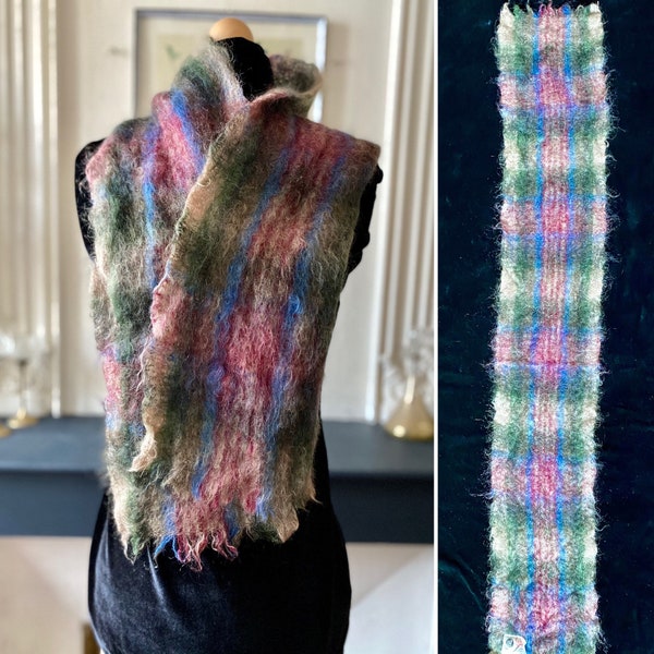 Superbe écharpe vintage 60s en mohair et laine, de fabrication artisanale écossaise, d’une douceur sans pareille