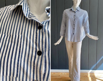 Chemise femme vintage 80s toute simple en coton blanc à rayures verticales bleu marines, T 36
