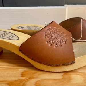 Vintage 70s engraved leather clogs with heels for little girls, size 32