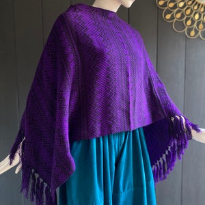 Poncho court vintage 70/80s en lainage fin artisanal, couleurs violet et noir, Taille unique image 2