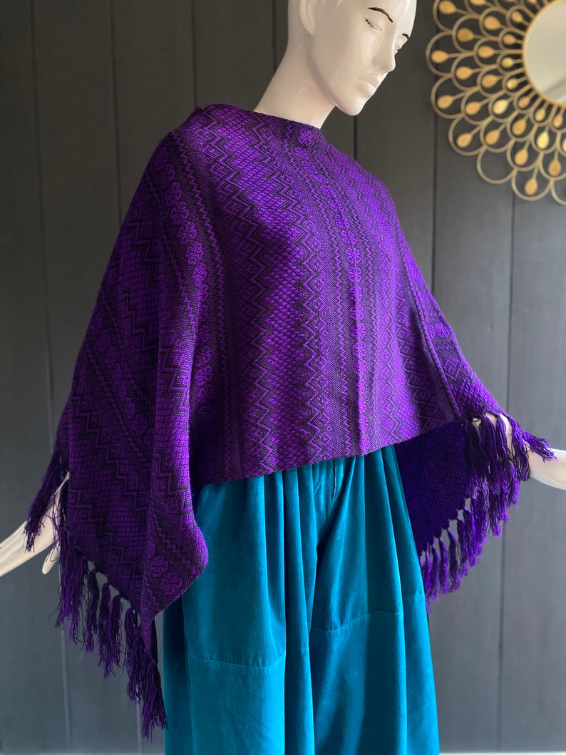 Poncho court vintage 70/80s en lainage fin artisanal, couleurs violet et noir, Taille unique image 2