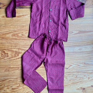 Pyjama vintage 60s dead stock en coton fin style Pilou dominante rouge Bordeaux avec chemise et pantalon Taille 12 ans image 2