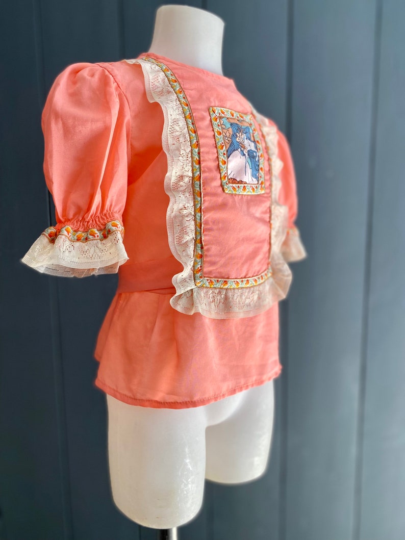 Craquante tunique vintage bohème fillette manches courtes ballon, rose corail à details dentelle et imprimé Art Nouveau, Taille 6/8 ans image 7