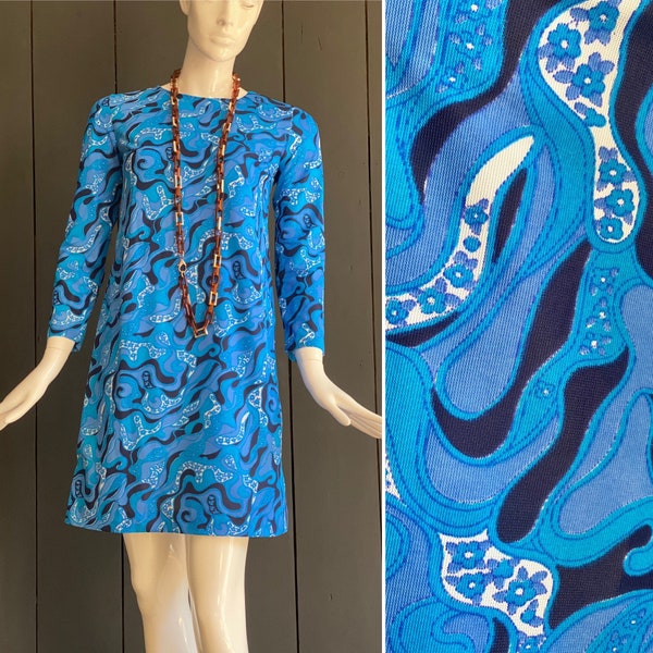 Robe trapèze vintage 60s dead stock en matière fine synthétique en camaïeu de bleus imprimé abstrait ondulé et floral, T 34 au 44