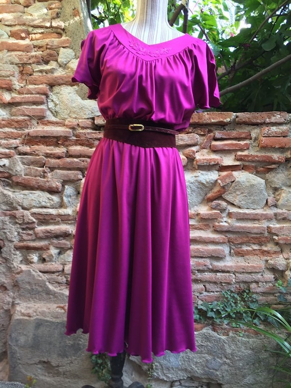 Robe vintage 80s fuchsia en matière synthétique fluide, typiquement années 80, manches courtes T 38