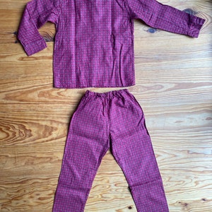 Pyjama vintage 60s dead stock en coton fin style Pilou dominante rouge Bordeaux avec chemise et pantalon Taille 12 ans image 3