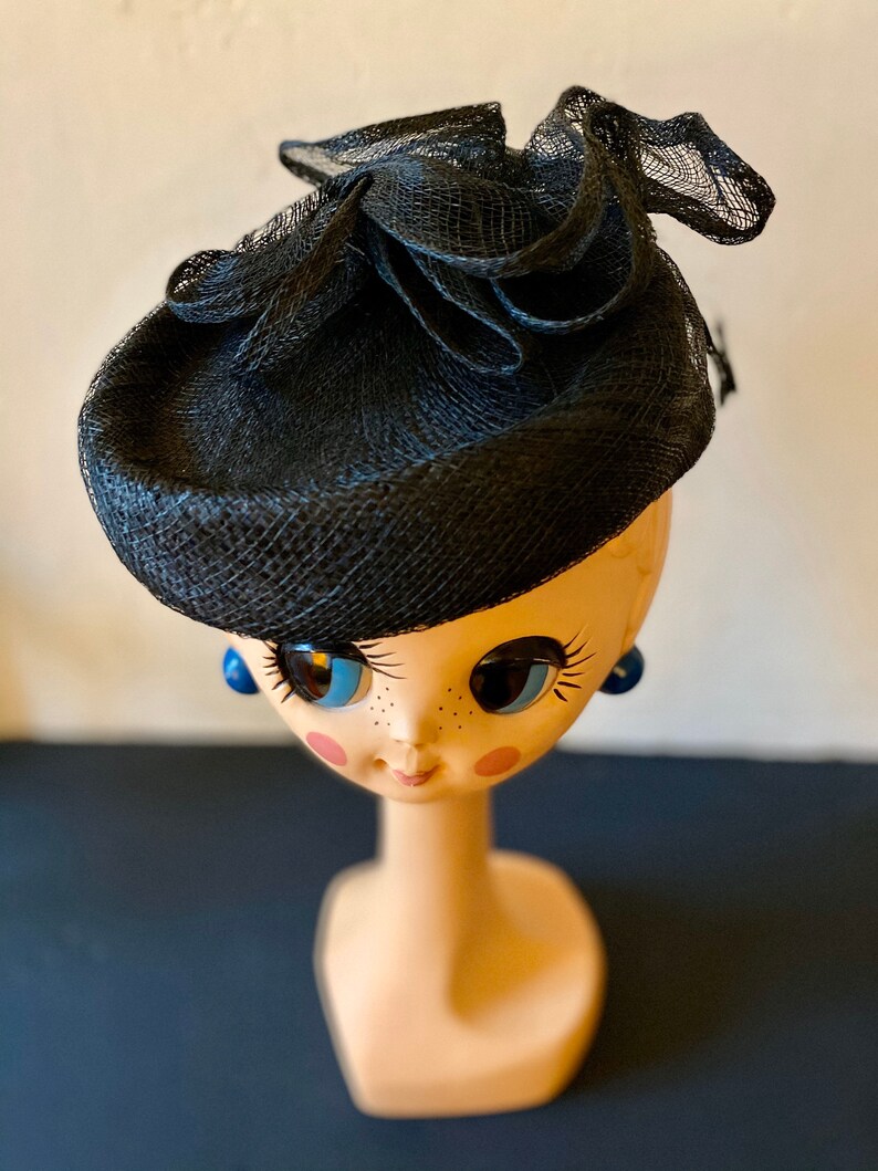 Vintage 60s black fine straw mini hat covered with a net and adorned with clever aerial volutes T 55