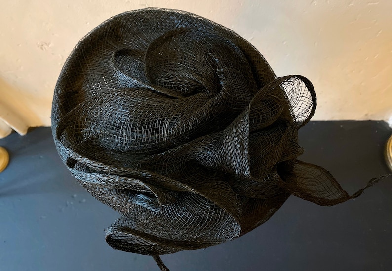 Vintage 60s black fine straw mini hat covered with a net and adorned with clever aerial volutes T 55