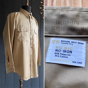 Peut inclure: Une chemise boutonnée beige avec deux poches de poitrine et des manches longues. La chemise est présentée sur un mannequin. Un gros plan montre une étiquette qui indique "BIG MAC NO-IRON" et "65% Polyester 35% Coton".