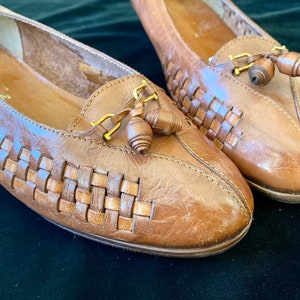 Vintage 80s women&#39;s leather loafers with tassels, small heels, braided sides, Size 37/37.5