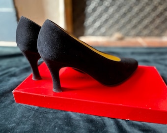 Vintage 80s Charles Jourdan black suede pumps, Size 37