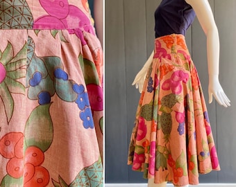 Superb loose vintage 80s skirt inspired by the 1950s with maxi pockets in René Derhy cotton, flower and fruit patterns, on a pink background Size 32/34/XXS