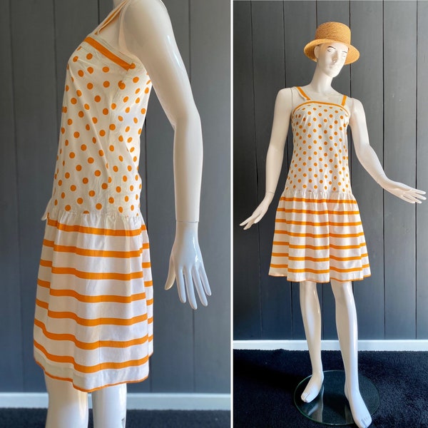 Robe d’été vintage 70s en coton blanche et orange, coupe droite + large volant au bas, T 36/S