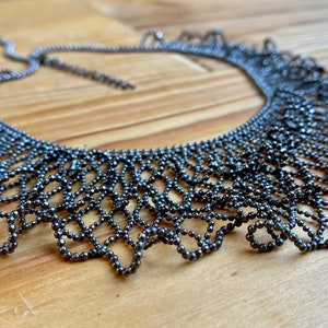 Superb vintage Y2K bib necklace in light silver metal wavy net style