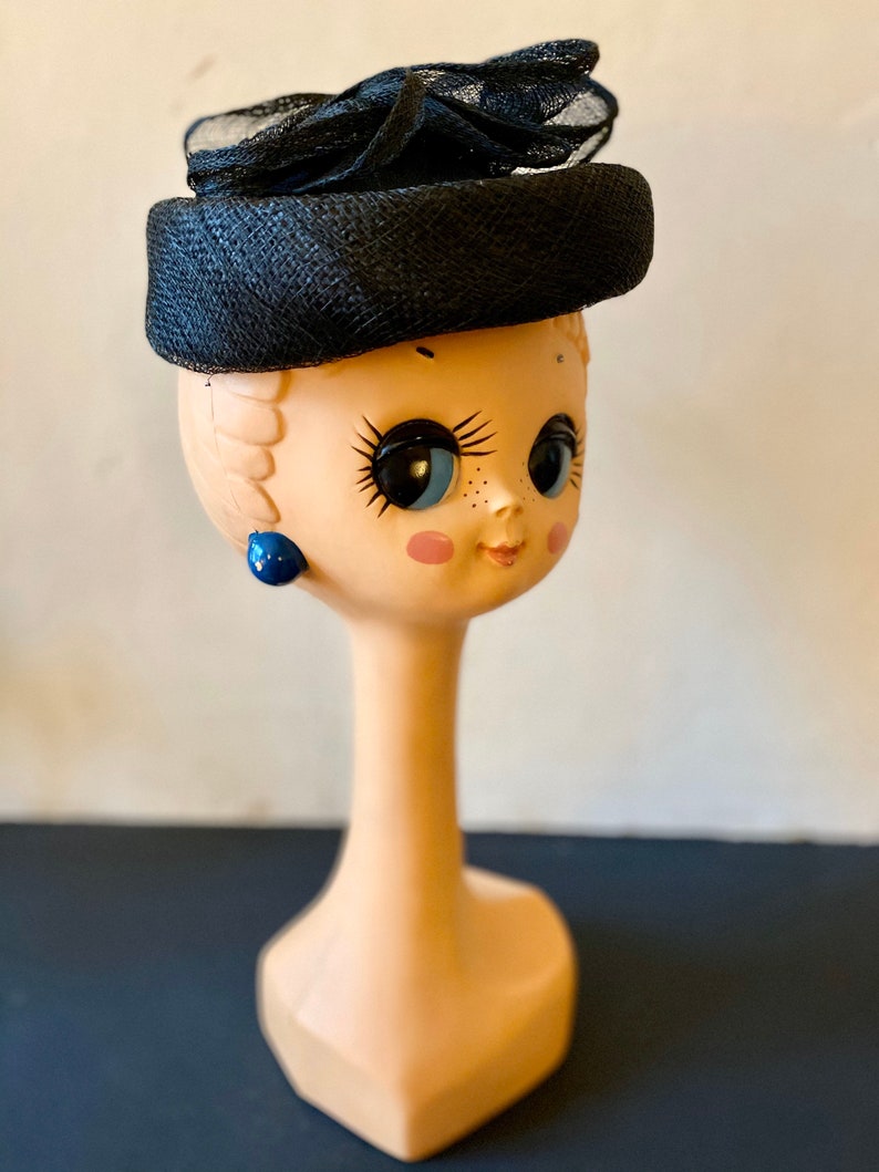 Vintage 60s black fine straw mini hat covered with a net and adorned with clever aerial volutes T 55