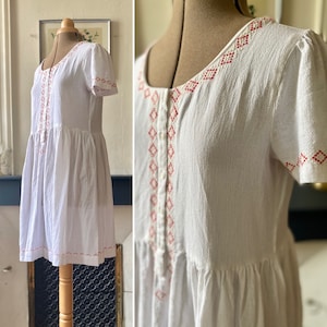 New dress in butter-cloth style cotton canvas, with retro accents, embroidered and buttoned bib, size 40