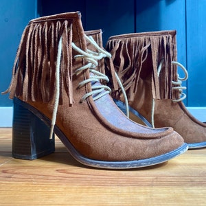 Vintage 90s brown suede heeled loafers/ankle boots with fringe detail, Size 36/37