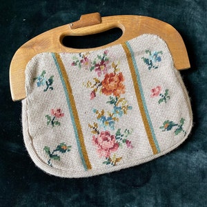 Charmant sac à main vintage 60s en toile à canevas beige motifs fleuris, doublé de satin rose, à grande poignée de bois double.
