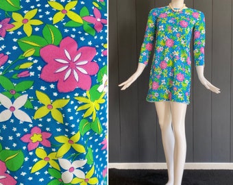 Robe trapèze vintage 60s dead stock en matière fine synthétique bleu imprimé étoilé et floral, T 36 et T 40/42