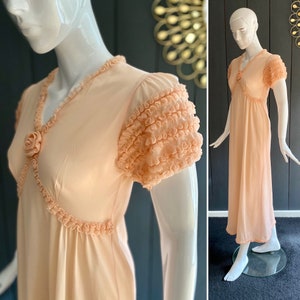 Vintage 60s long, peach-colored, vaporous nightgown with short sleeves and smocked detail, Size 36/38